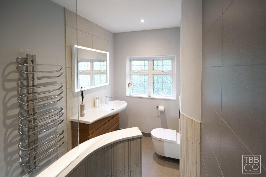 The Brighton Bathroom Company - Dramatic ensuite with curved features